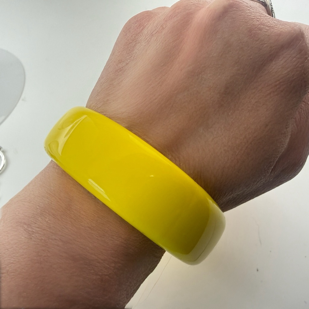 Vintage Yellow Acrylic Bangle Bracelet and Earrings Set Mod Memphis Style 1980s - Picture 7 of 8